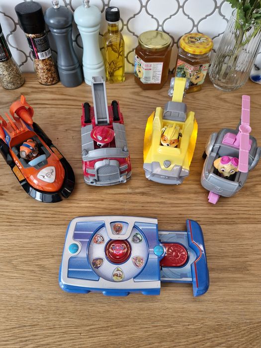 Vând set de cățelușilor de la paw patrol fără tableta lui Ryder