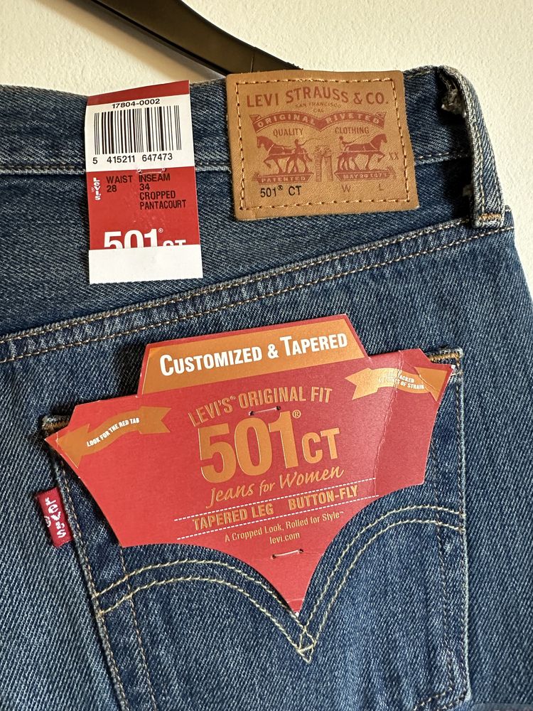 Blugi noi cu eticheta marca Levis