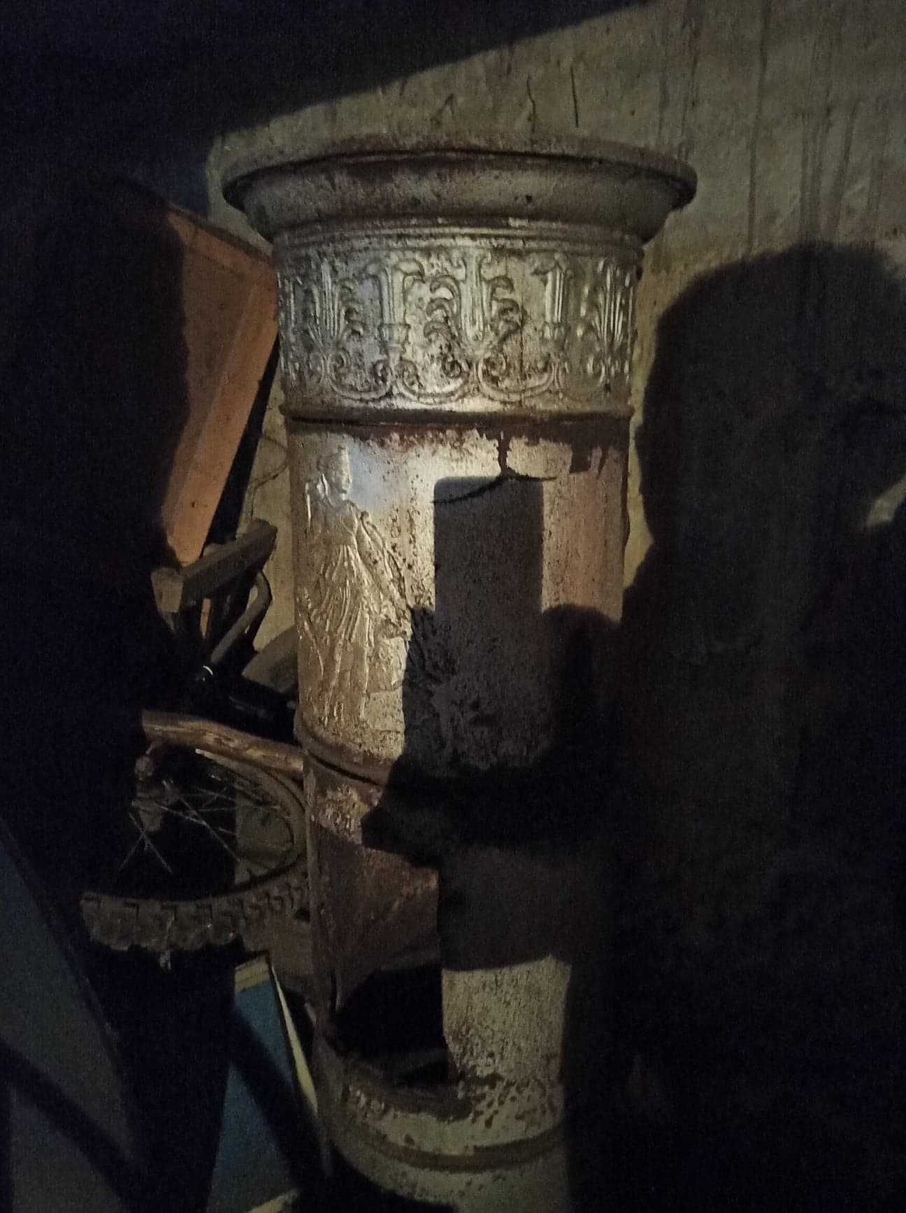 Soba de fonta de tip antica .