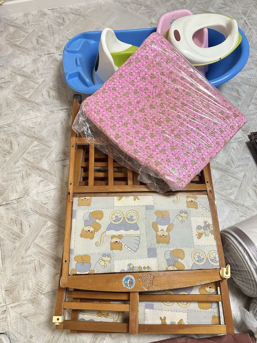 Отдам бесплатно детскую кроватку и ванночку в одни руки