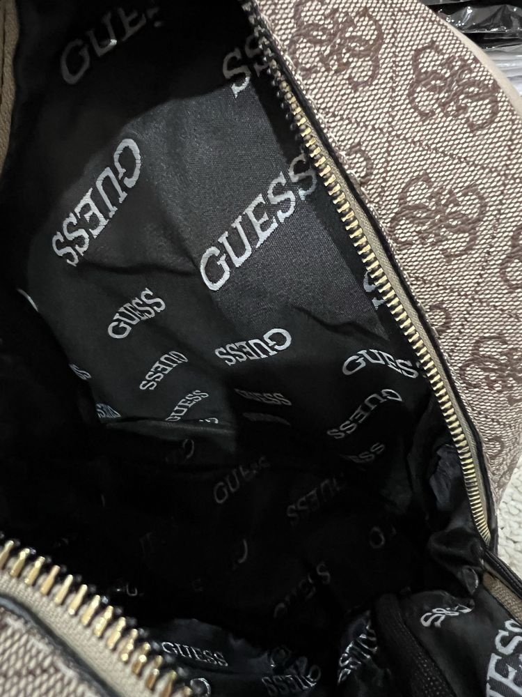 Vand rucsacuri Guess doua culori disponibile