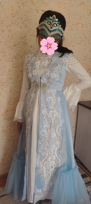 Ansanbl to'y va chaqirdilar uchun libos.