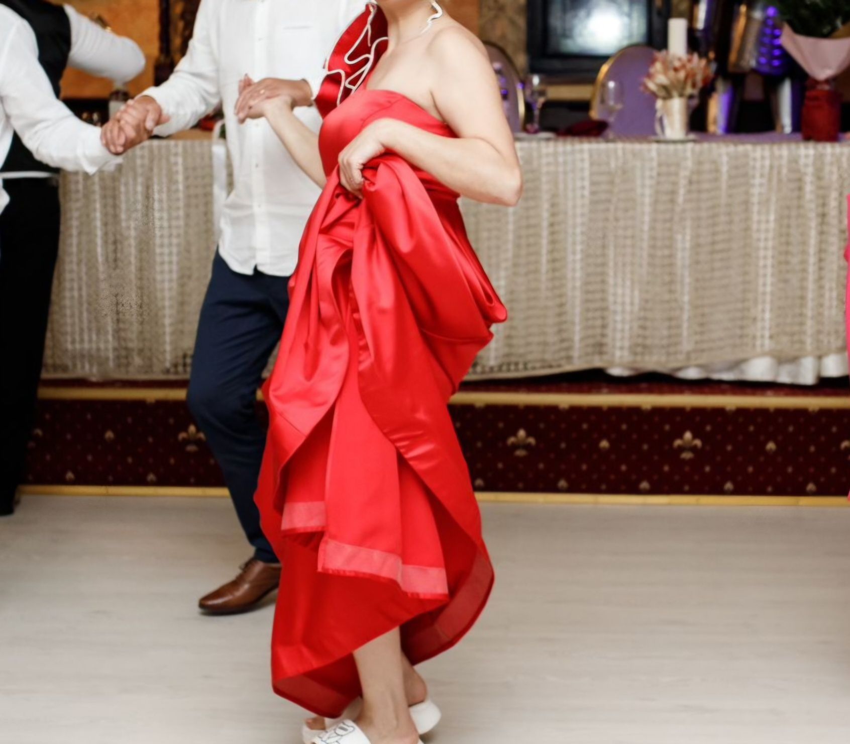 Vând rochita roșie de ocazie