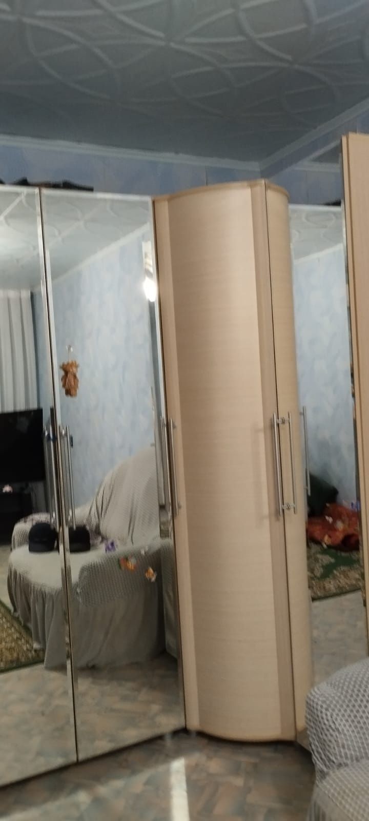 Угловой шифонер, прихожка, подставки стеклянная и деревянная