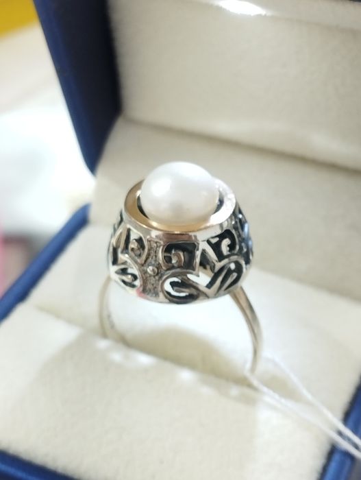 Интересное серебряное кольцо с золотой пластиной и Жемчугом