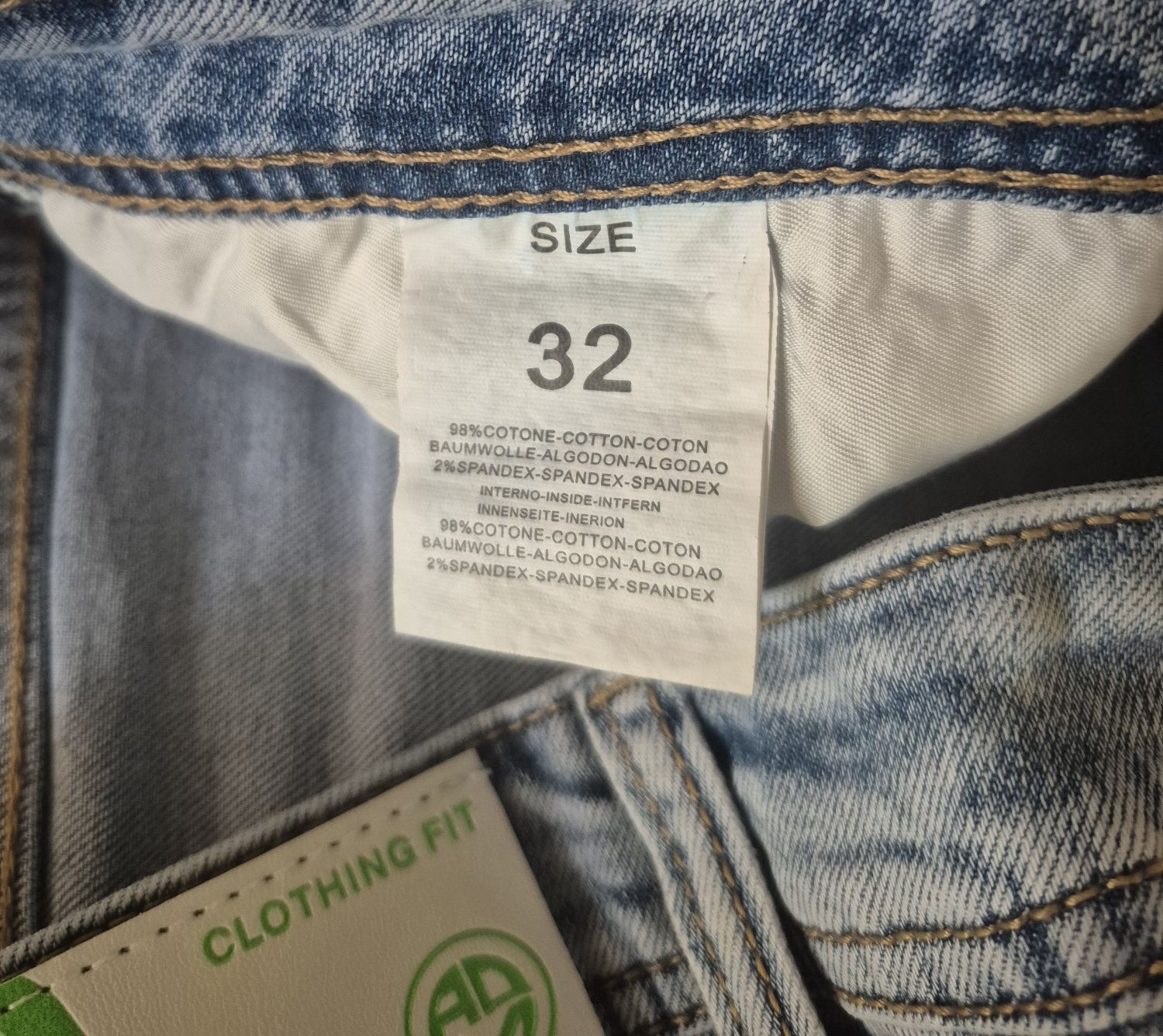 Blugi scurti rupti Adam