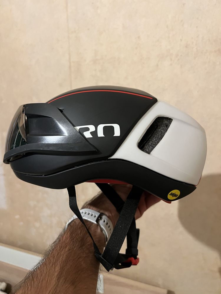 Велосипедна каска GIRO Vanquish MIPS