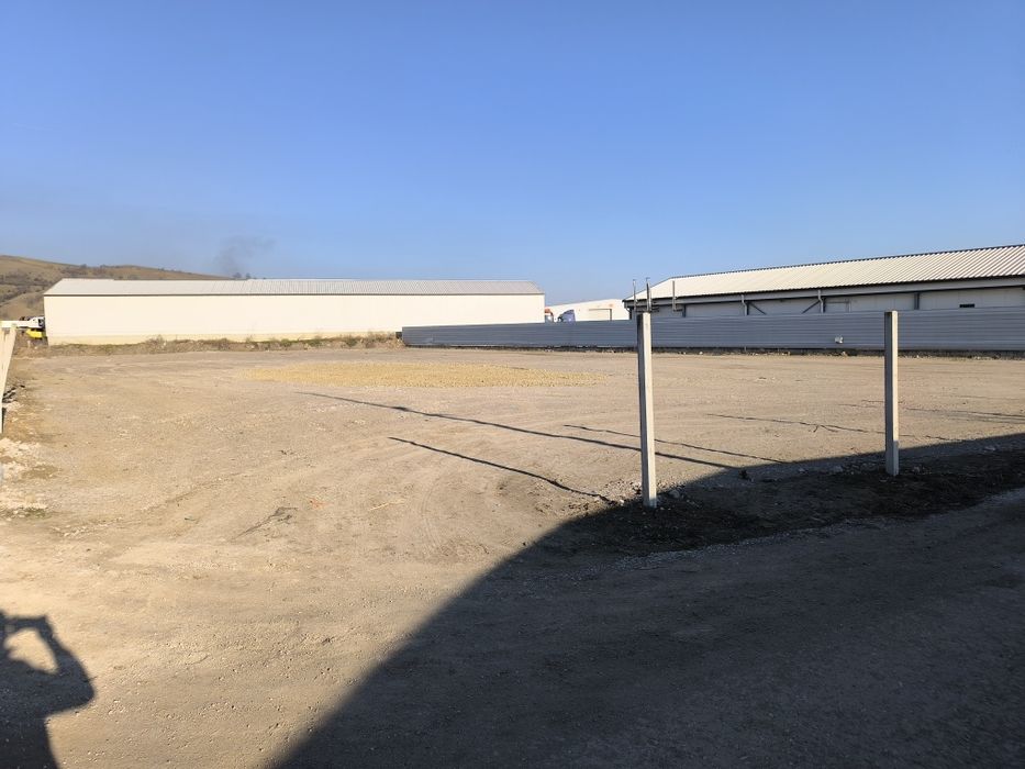 Închiriez teren intravilan