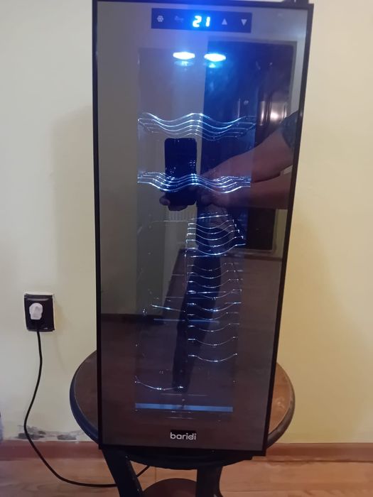 Vând răcitor de vinuri, capacitate 12 sticle, în stare perfectă!