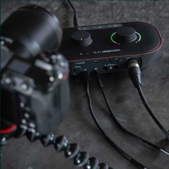 Продам Микрофон + Звук. Карта + Наушники Focusrite Vocaster One Studio