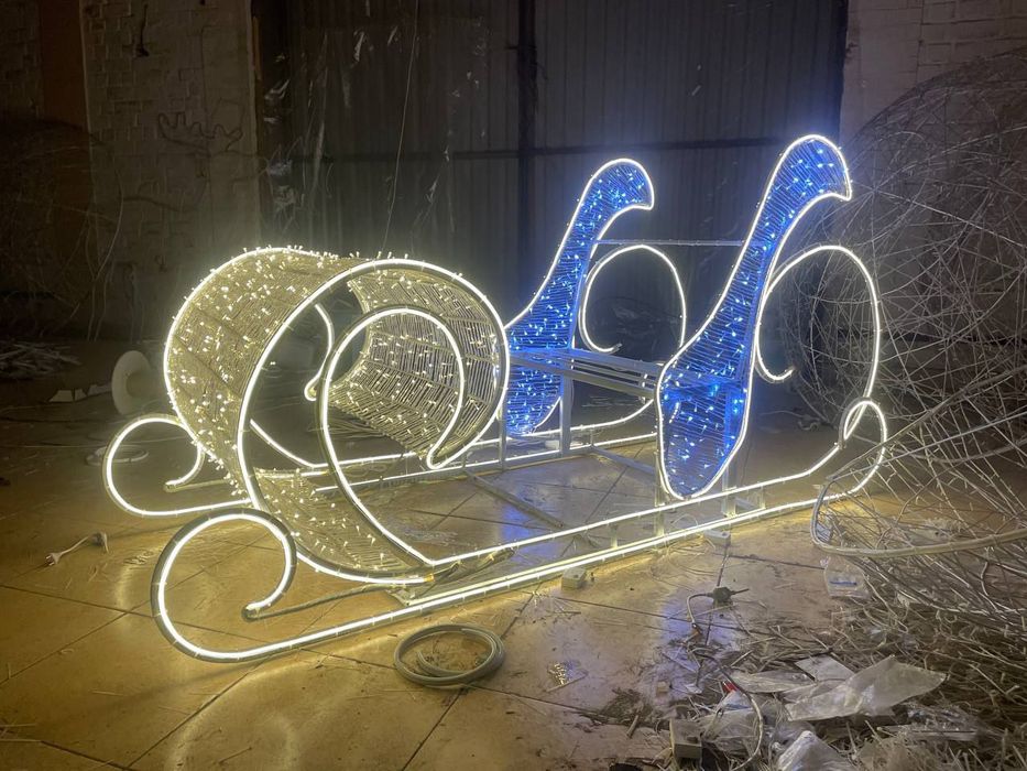 Новогоднее оформление фасадов зданий магазинов домов офисов