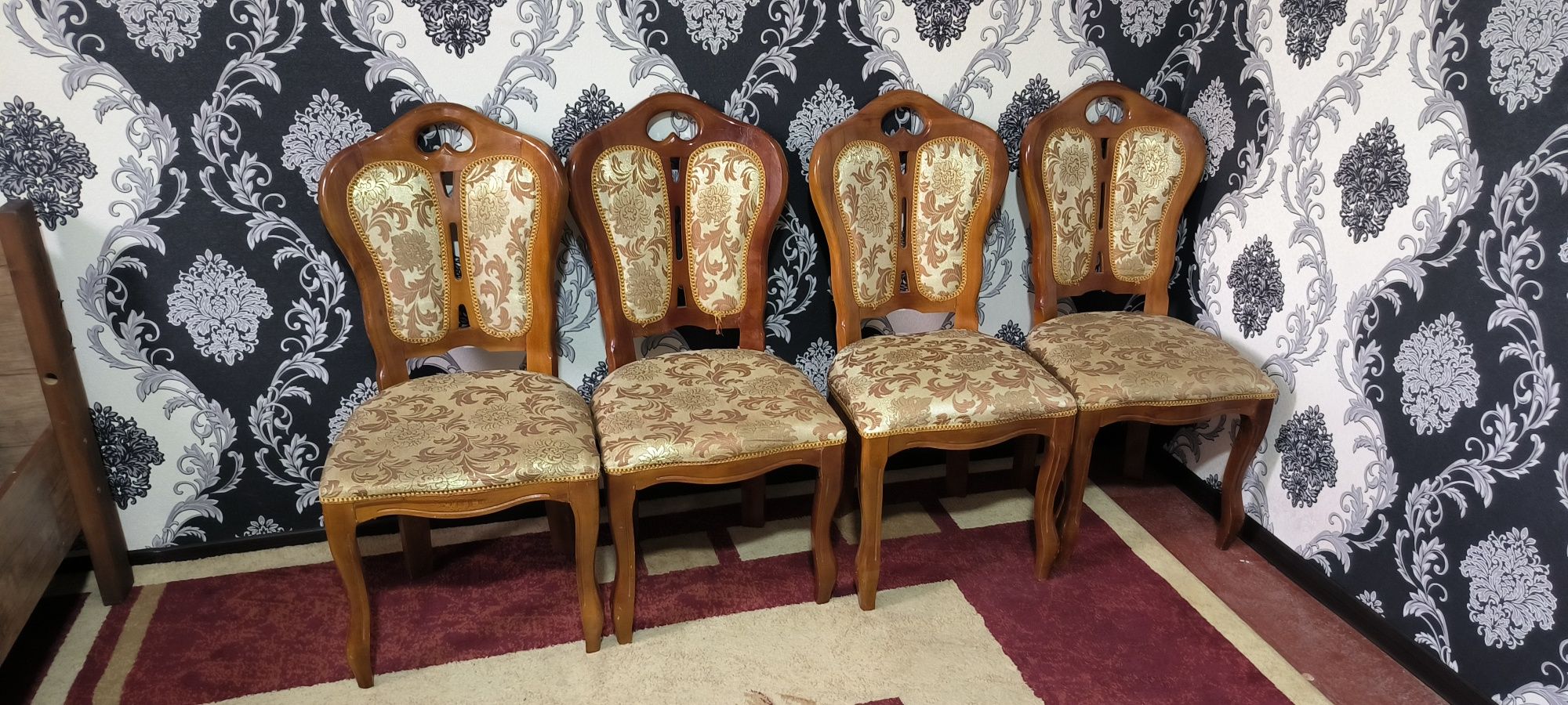 Продаётся стол и стулья для 12 персон