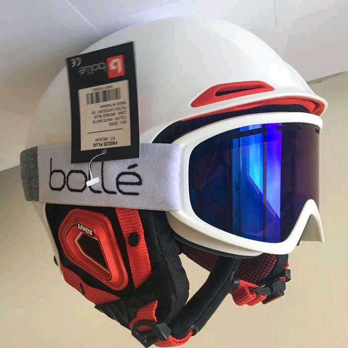 каска и маска за ски или сноуборд