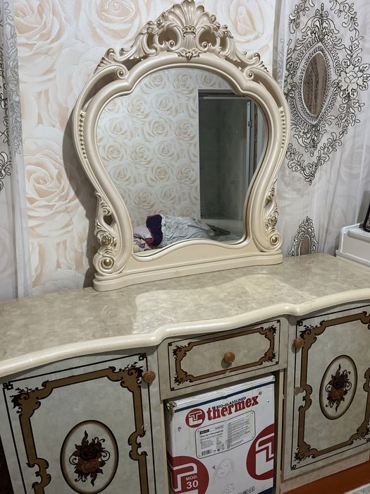 Мебель шкаф и комот с зеркалом