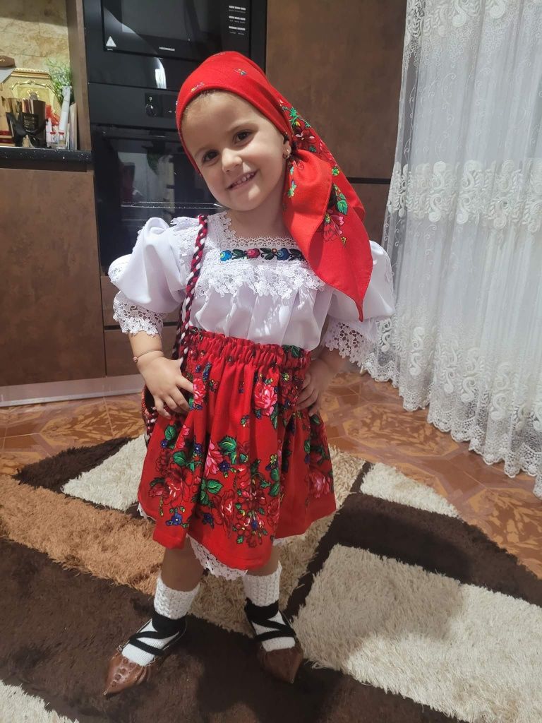 Costum popular pentru fetite de Maramures cu opinci