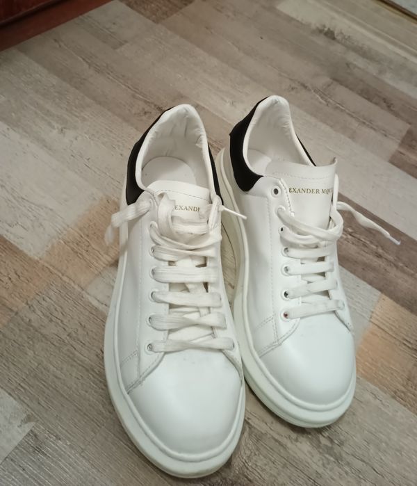 Adidasi albi Alexander McQueen