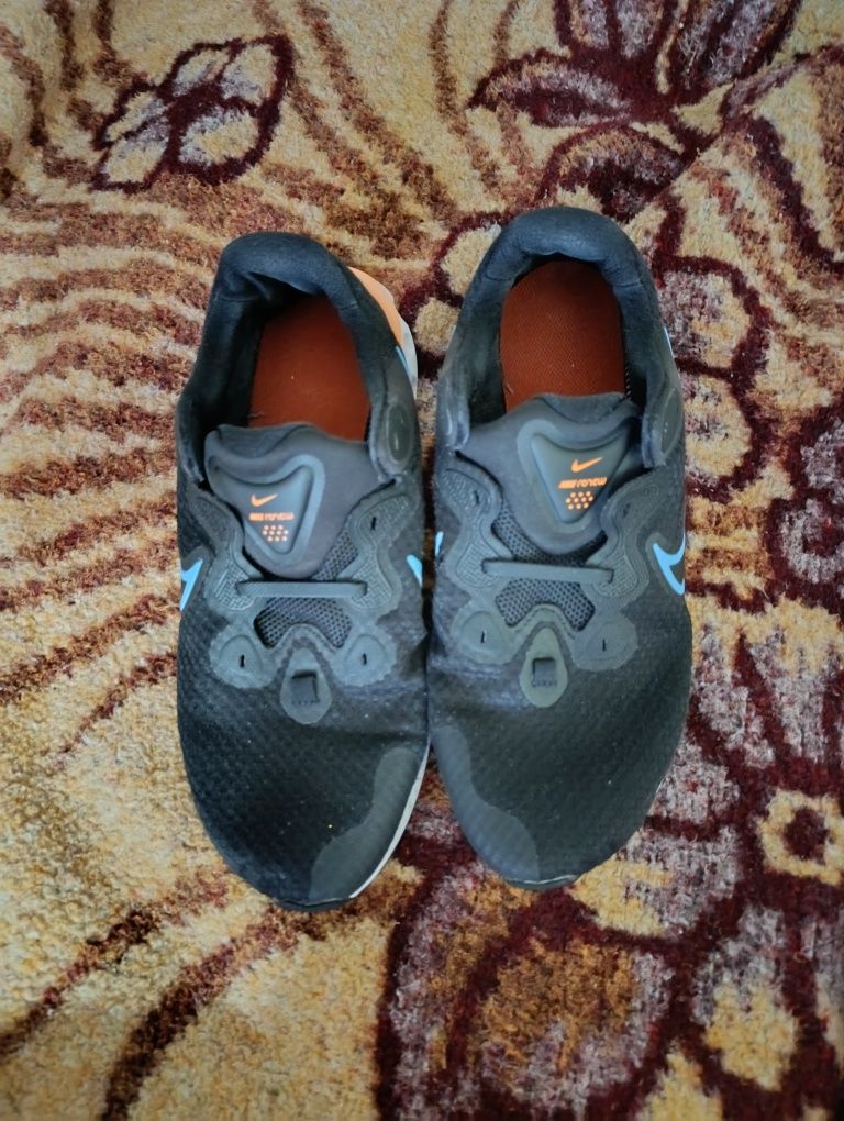 Продавам маратонки, Adidas renew run 2