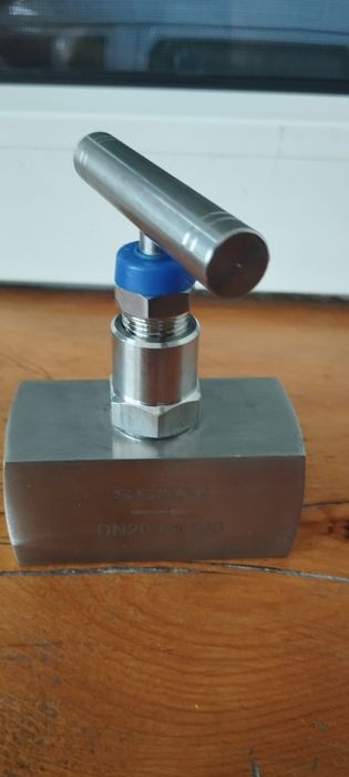 Вентиль игольчатый из нержавеющей стали.