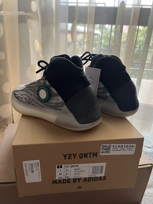 Yeezy Quantum Lifestyle Sneakers