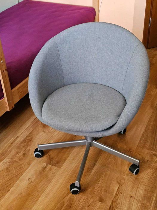 Въртящ се стол сив SKRUVSTA от IKEA като нов за офиса или за дома