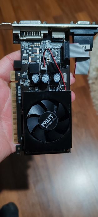 Placă video de 2GB.