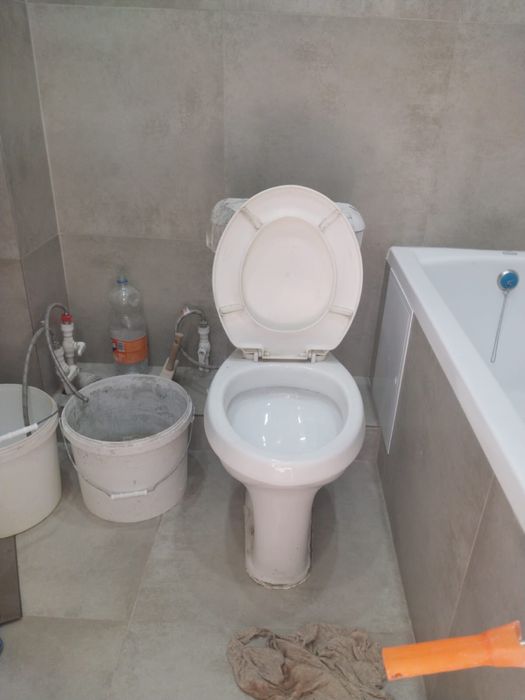 Унитаз рабочий в хорошем состоянии без дефектов