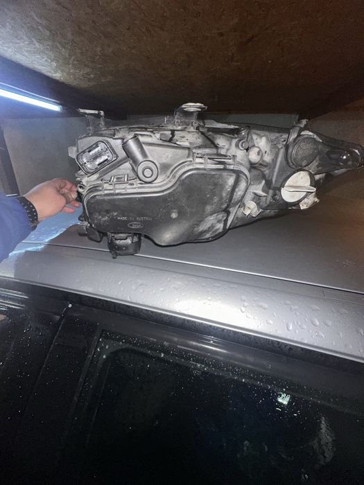 Продавам десен фар бмв е91/90 преди фейса