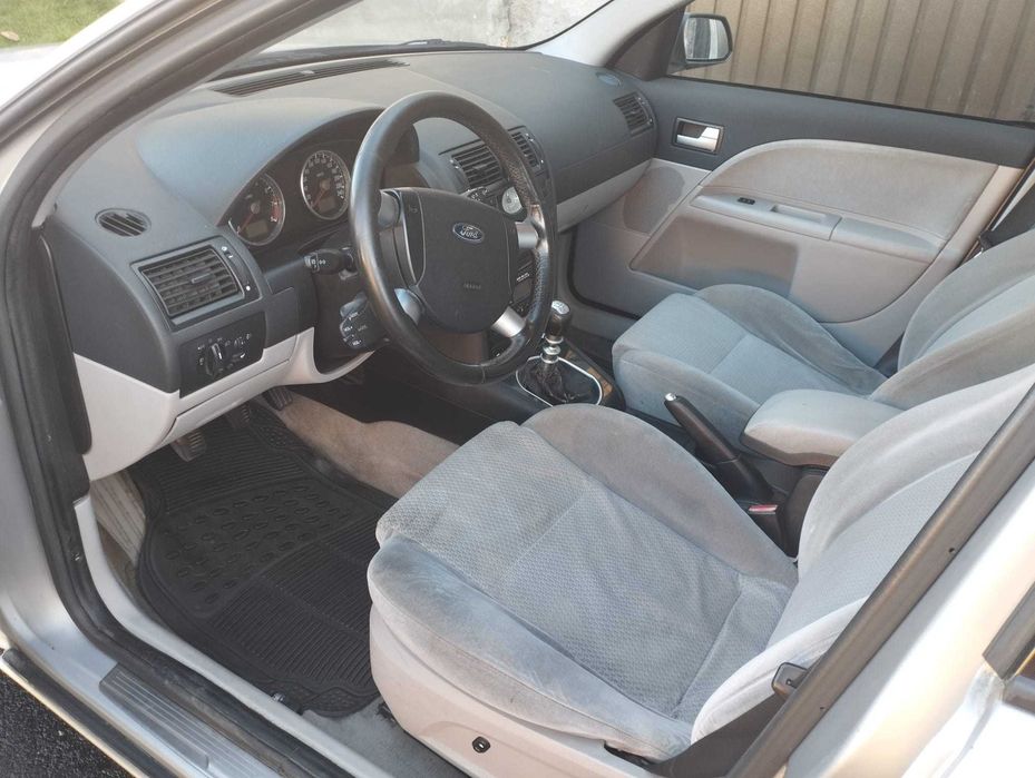 Autoturism Ford Mondeo