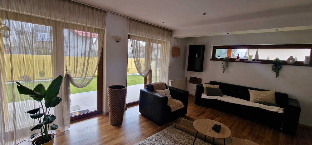 Proprietar -Inchiriez casa 250 mp,3 dormitoare,garaj,curte .