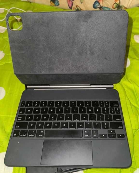 IPAD PRO 11 2ND GENERATION(2020)+magic keyboard+apple pen+2 huse