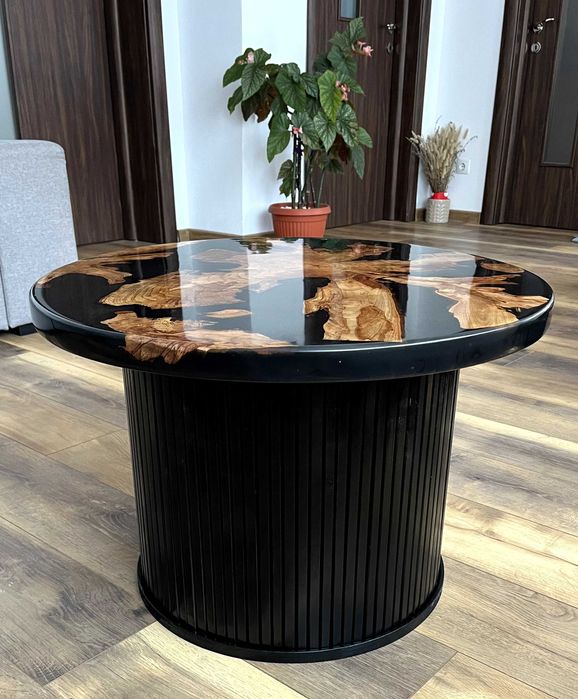 Masa de cafea din lemn de cires si rasina epoxidica.