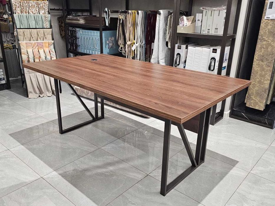 Стол из ЛДСП прочный в идеальном состоянии