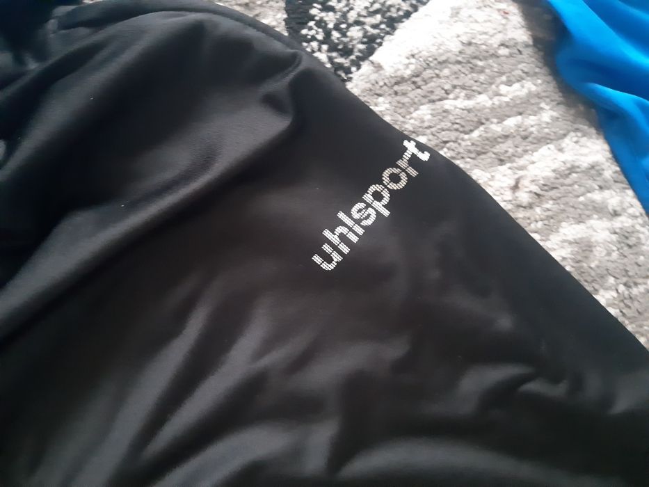 Set echipament fotbal cu jambiere "UhlSPORT" !