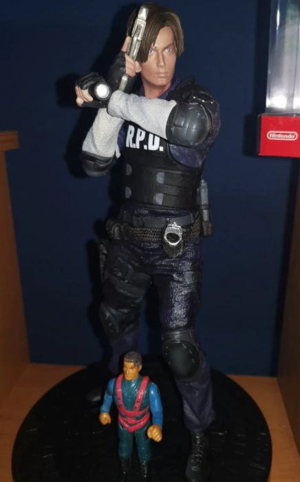 Figurina Leon S. Kennedy Resident Evil 2 32 cm