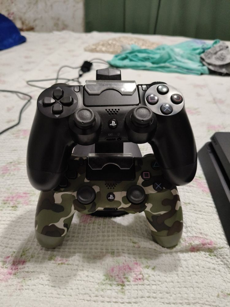 Playstation 4 конзола и 2 джойстика с подарък поставка