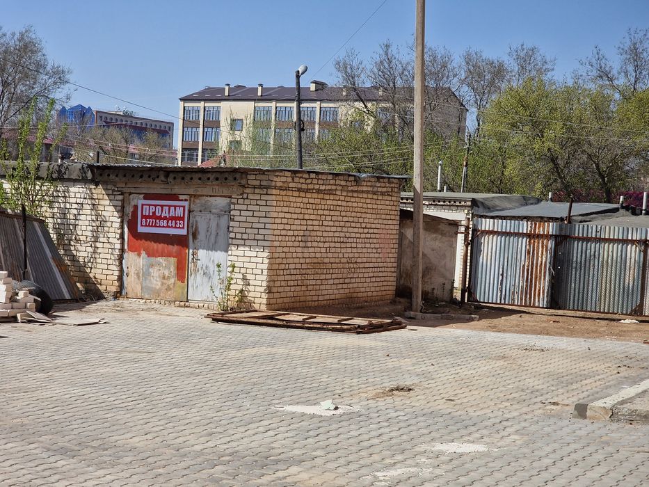 Продается кирпичный гараж в центре