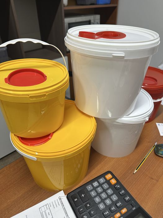 Пластиковое ведро  с двойной крышкой