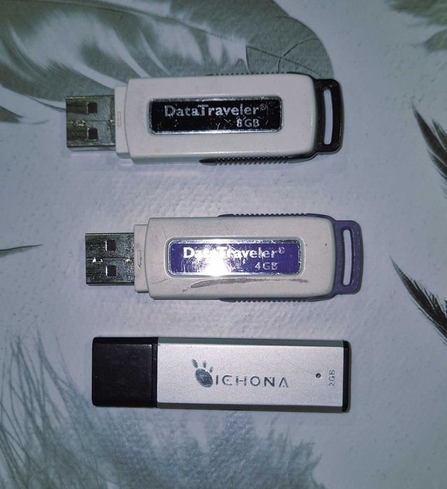 Флашки 3 броя - 2, 4 и 8 гб
