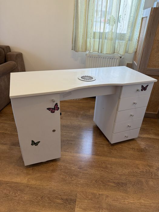 Masa manichiura cu aspirator incorporat