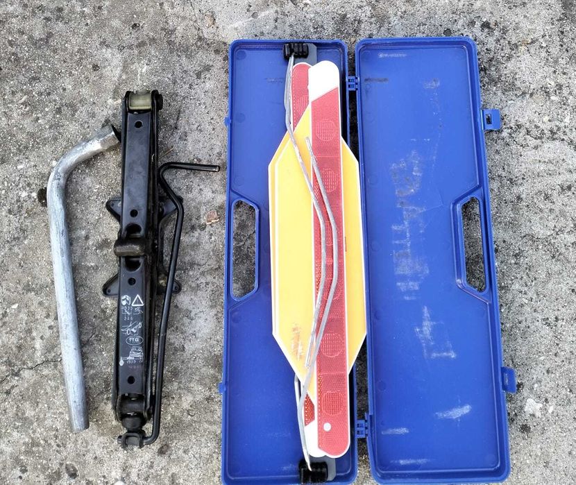 Triunghiuri reflectorizante si cric