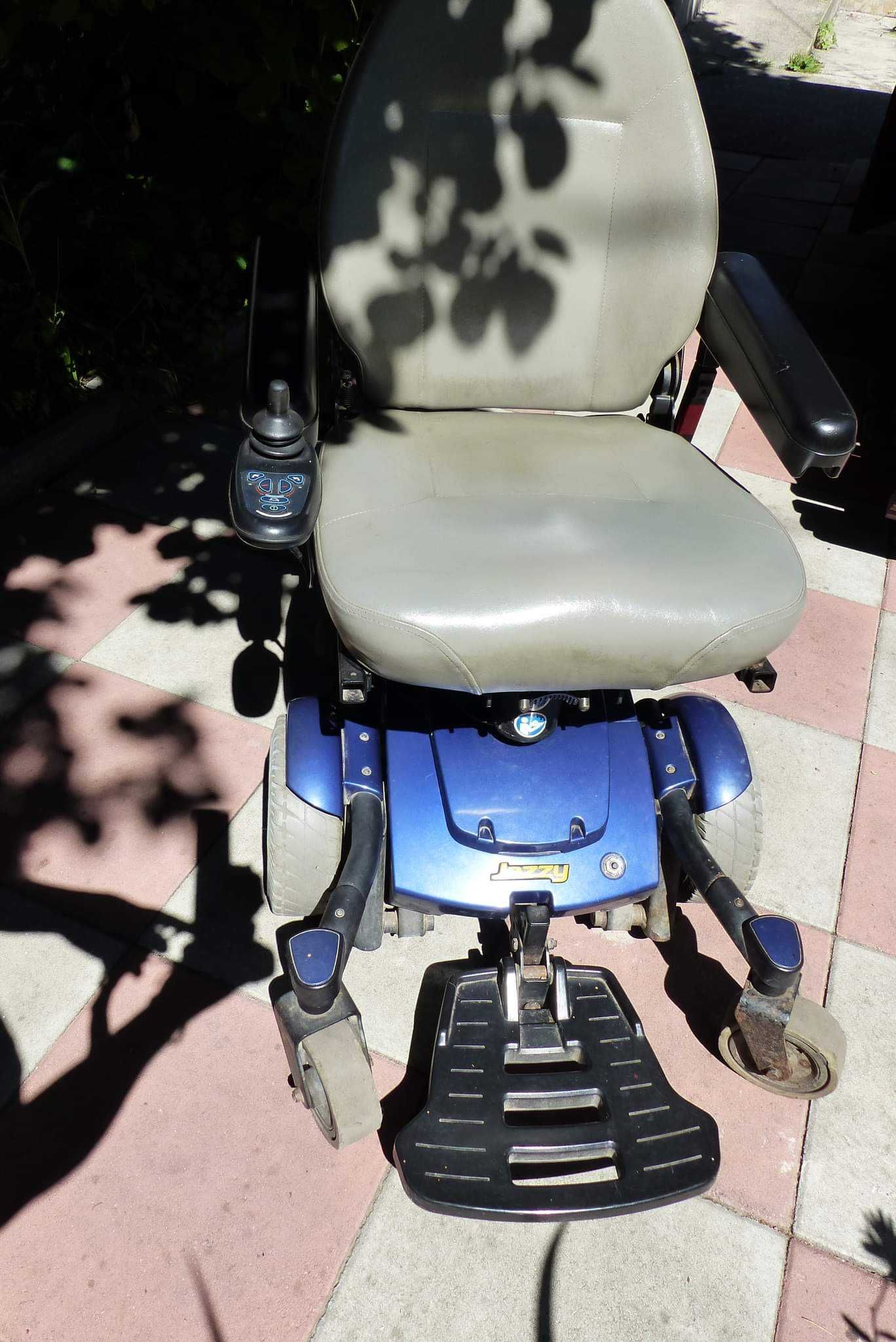 Vand scaun rulant electric pentru persoane cu deficiente locomotorii