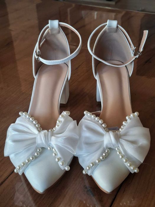 Дамски високи бели обувки