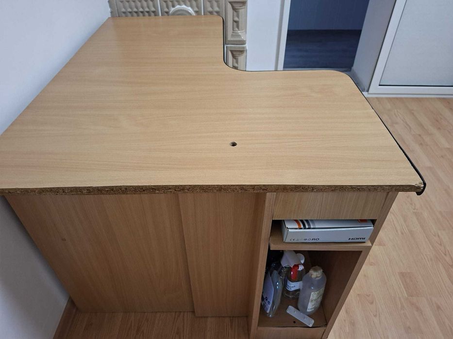 Birou spatios pentru munca sau acasa, 350 Ron, Negociabil.