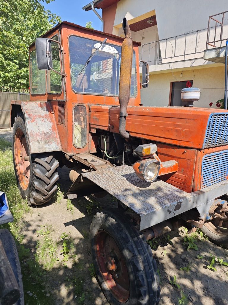 Vând Tractor U650+plug