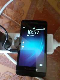 BlackBerry  z10 telefon funcțional dar are sticla fisurata