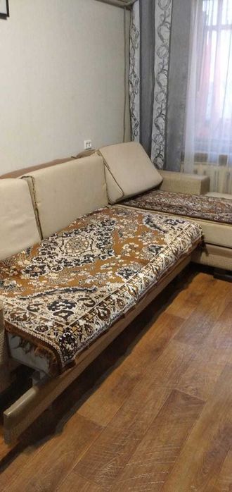 угловой диван с 2 пуфиками