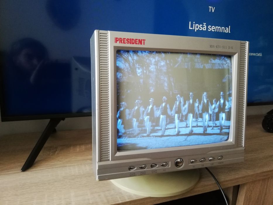 Vând televizor camping, 12v-220v alb-negru portabil.