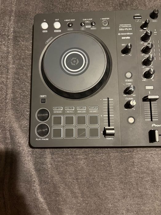 Pioneer DDJ-FLX4 – Mixer DJ aproape nou, folosit foarte puțin