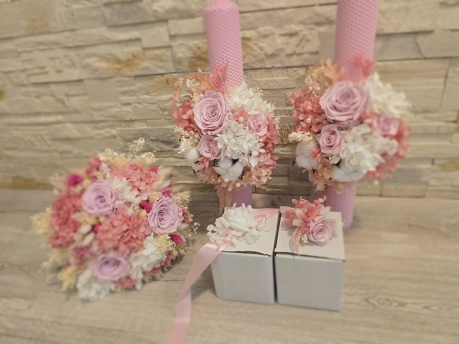 Disponibil un set cu 2 lumanari, 1 buchet, 1 cocarda si 5 bratari.