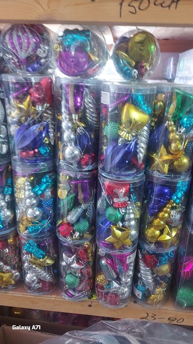 Янги йил арча ӯйинчоқлари.